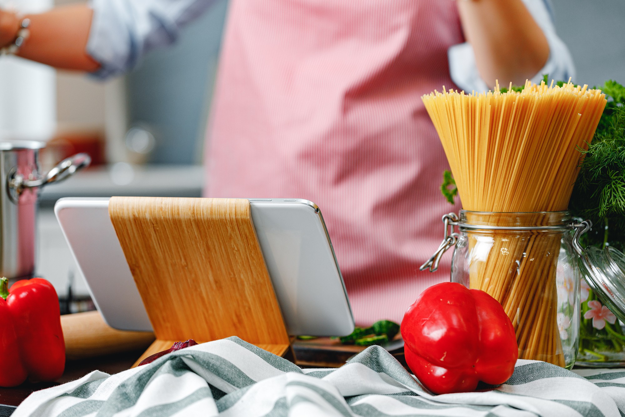 Interno di una cucina didattica con chef al lavoro