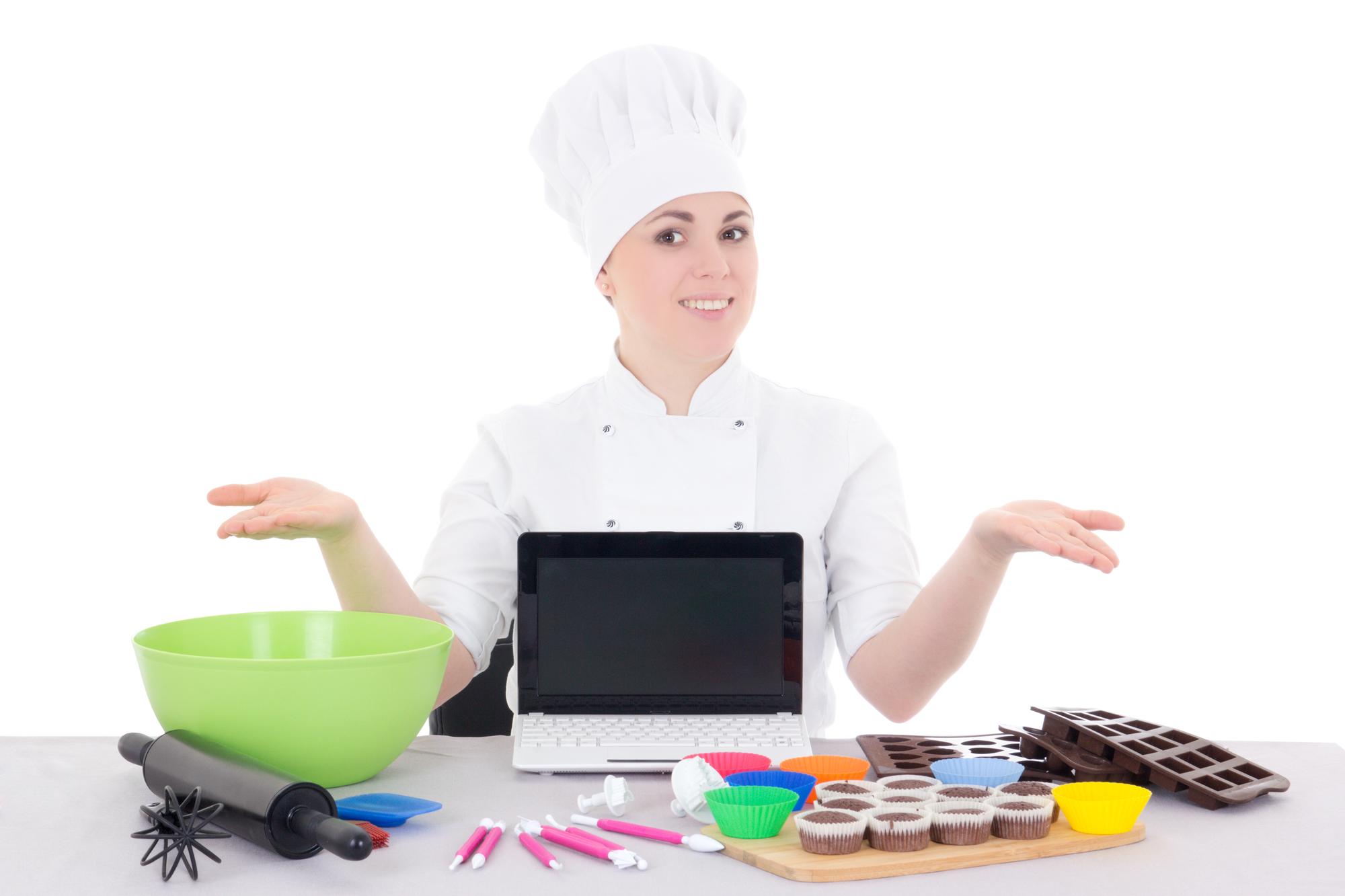 Chef locale che insegna una lezione in cucina